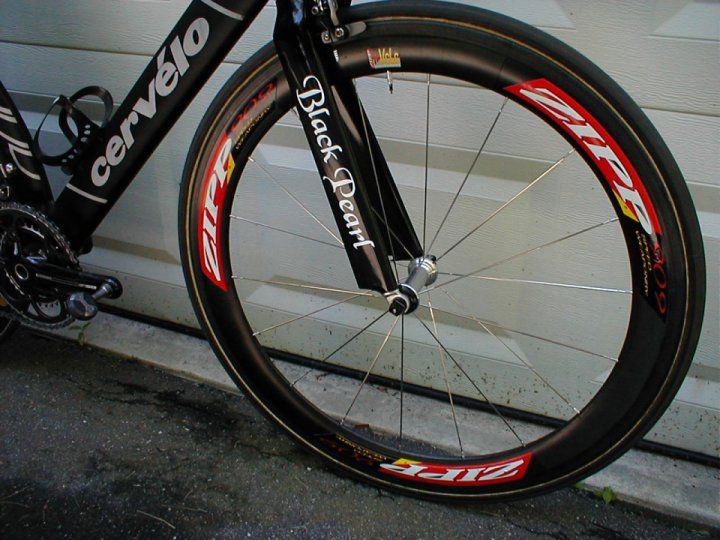 Black Pearl lettering on a Triathlon bike