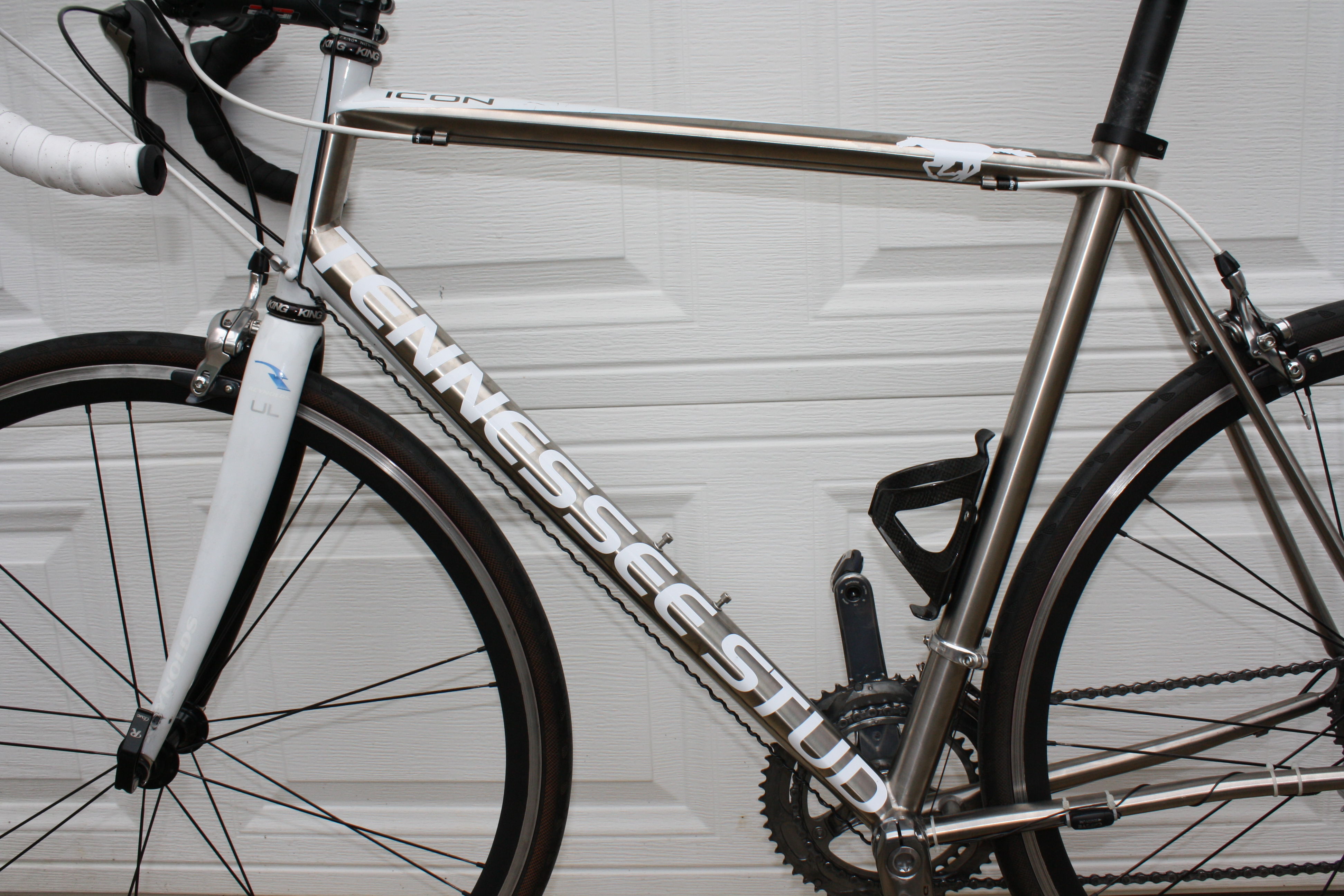 I used vinyl lettering and decals to customize my road bike.